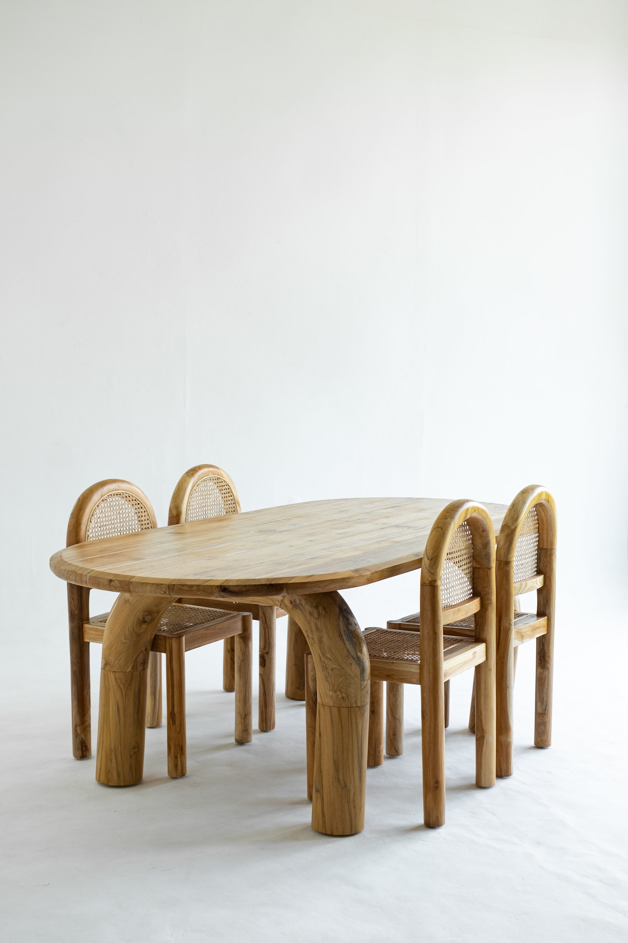 Archie Pill Dining Table – KASTILLO